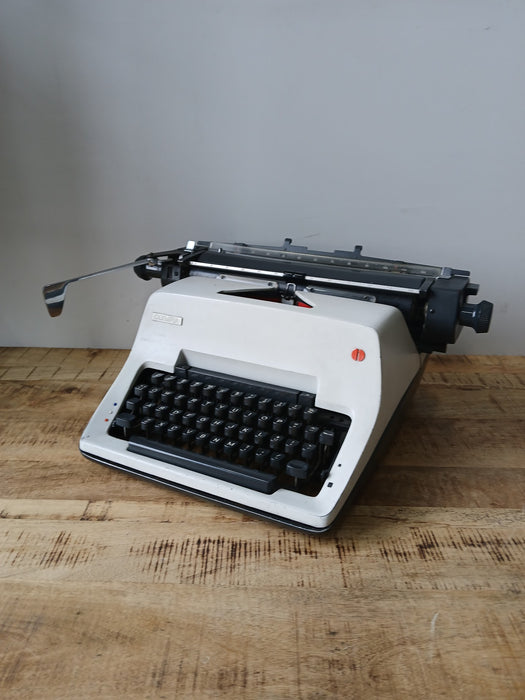 Olympia International vintage typemachine, grijs