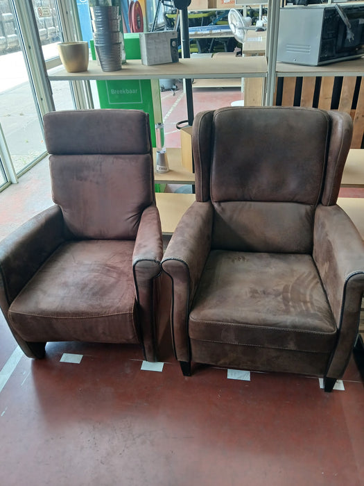 1 set van 2 fauteuils, bruin leder, zithoogte 43 cm
