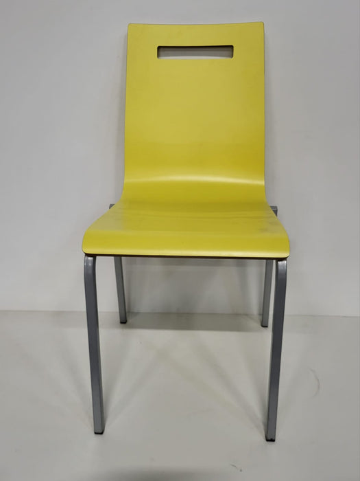 1 set van 6 stoelen, geel / groen / blauw, 46 x 39 x 47 cm.