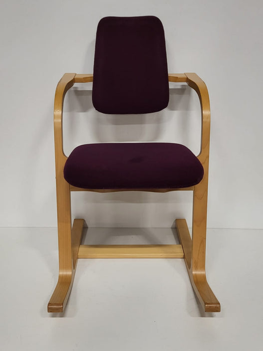 Balansstoel Stokke Pendulum, paars, 51 x 64 x 91 cm, zithoogte 49 cm