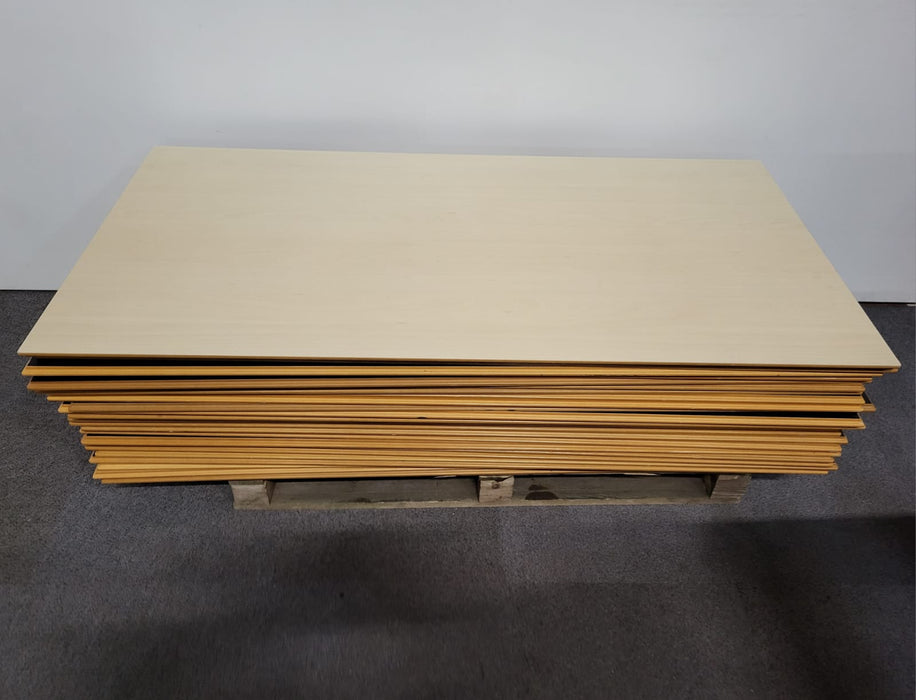 1 partij (25x) MDF bureaubladen, ahorn, 160 x 80 cm.