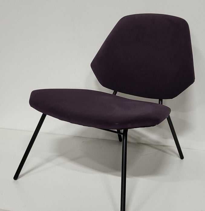 Woud Lean design loungestoel, paarse stof, 64 x 66 x 72 cm.