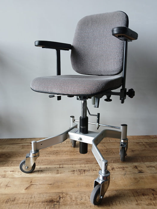 RVS Euroflex trippelstoel, grijze stof, zithoogte = 45/58 cm.
