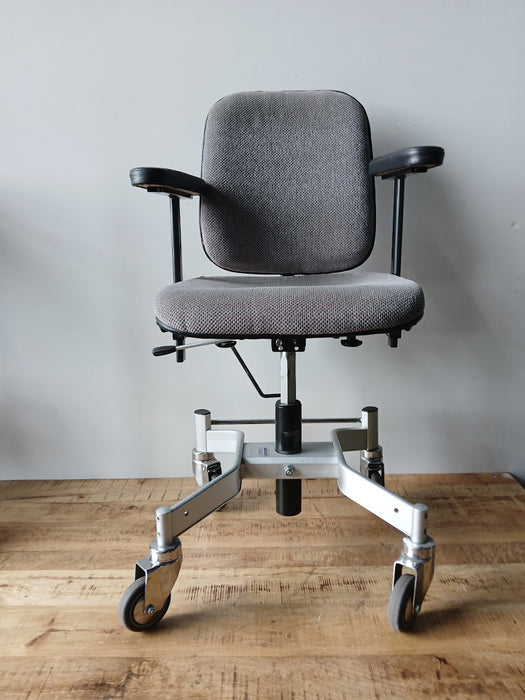 RVS Euroflex trippelstoel, grijze stof, zithoogte = 45/58 cm.