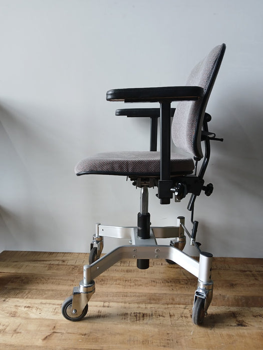 RVS Euroflex trippelstoel, grijze stof, zithoogte = 45/58 cm.