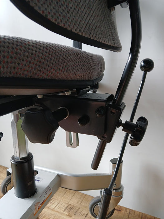 RVS Euroflex trippelstoel, grijze stof, zithoogte = 45/58 cm.