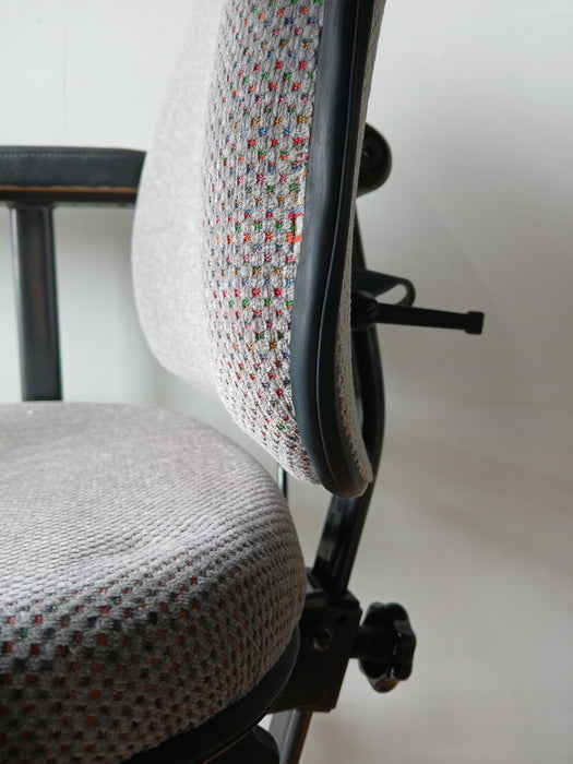 RVS Euroflex trippelstoel, grijze stof, zithoogte = 45/58 cm.