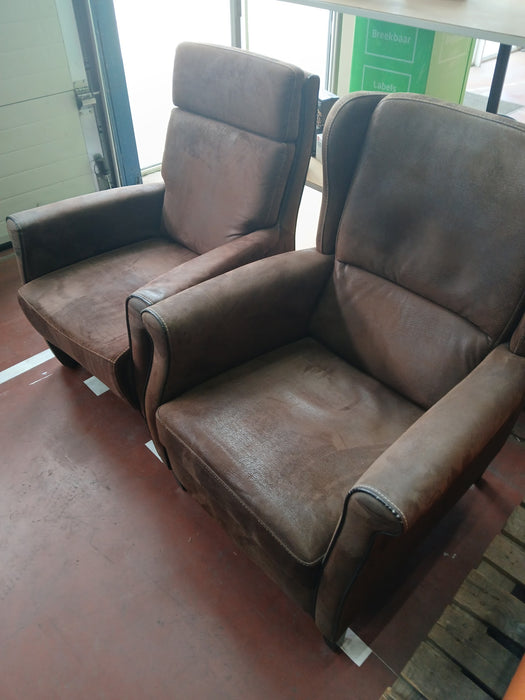 1 set van 2 fauteuils, bruin leder, zithoogte 43 cm