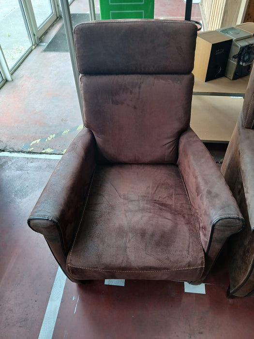 1 set van 2 fauteuils, bruin leder, zithoogte 43 cm