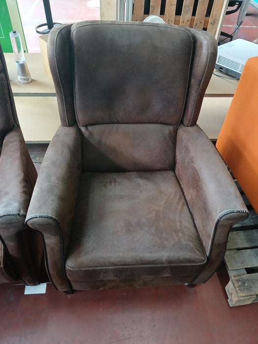 1 set van 2 fauteuils, bruin leder, zithoogte 43 cm