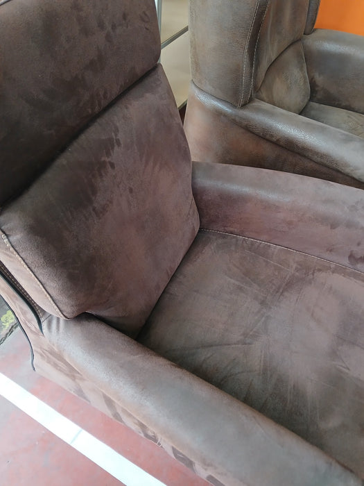 1 set van 2 fauteuils, bruin leder, zithoogte 43 cm