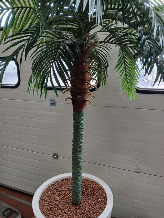 Kunststof palm in witte kunststof pot, totale hoogte 230 cm