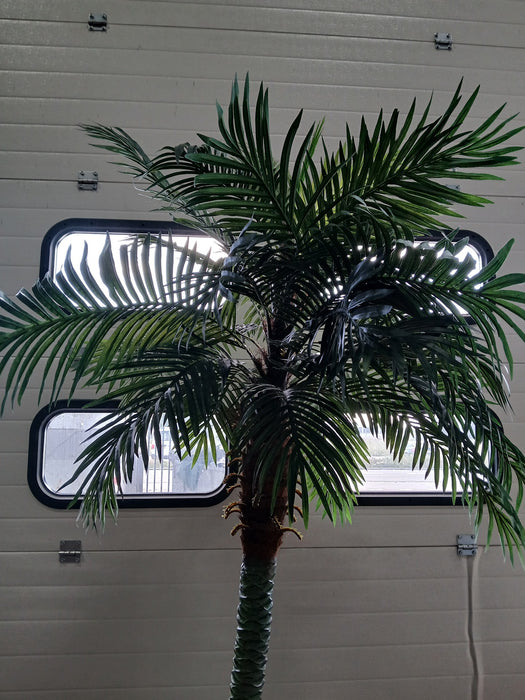 Kunststof palm in witte kunststof pot, totale hoogte 230 cm