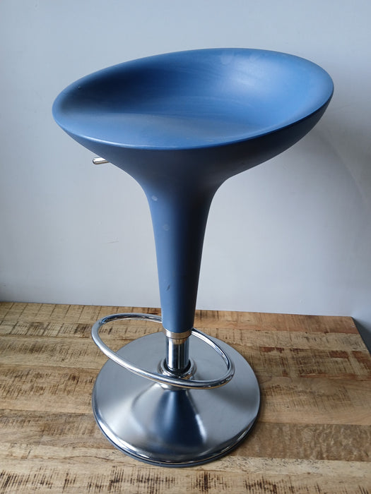 Magis Bombo barkruk, blauw / chroom, B x Zith. 44 x 75 cm