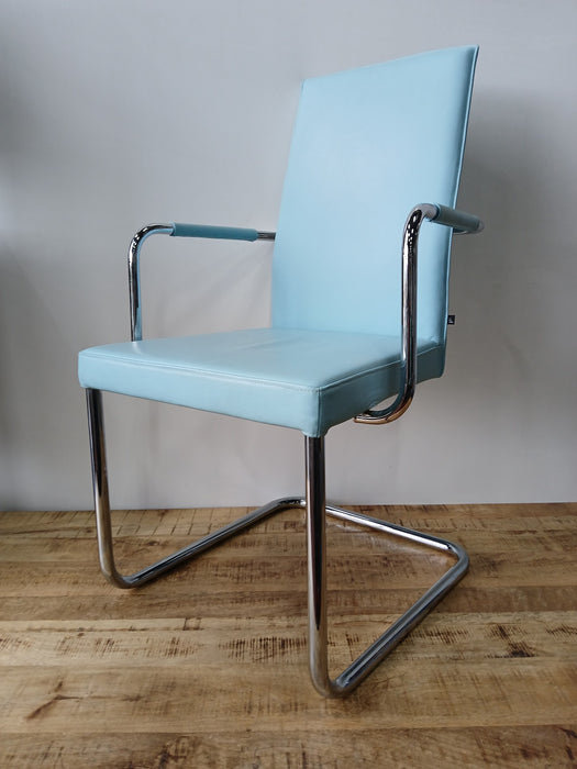 KFF Aura vergaderstoel, lichtblauw leer, 55 x 55 x 95 cm