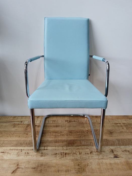 KFF Aura vergaderstoel, lichtblauw leer, 55 x 55 x 95 cm
