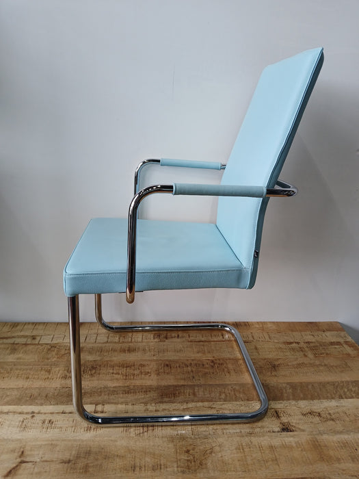 KFF Aura vergaderstoel, lichtblauw leer, 55 x 55 x 95 cm