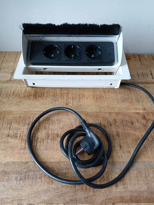 Stekkerblok inbouw, wit metaal, 280 x 140 mm buitenafmeting