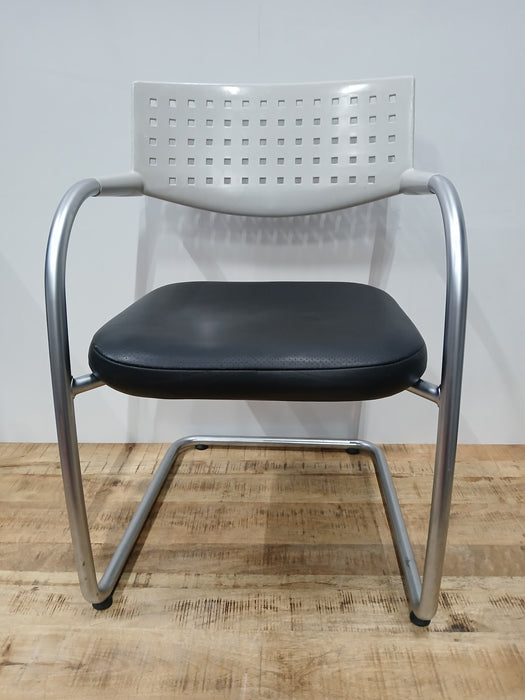 Vitra Vis a Vis design vergaderstoel, zwart / creme, ZH45 / ZD43 cm