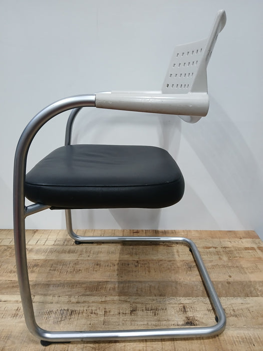 Vitra Vis a Vis design vergaderstoel, zwart / creme, ZH45 / ZD43 cm