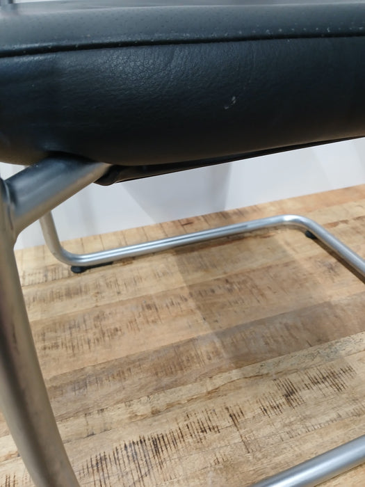 Vitra Vis a Vis design vergaderstoel, zwart / creme, ZH45 / ZD43 cm