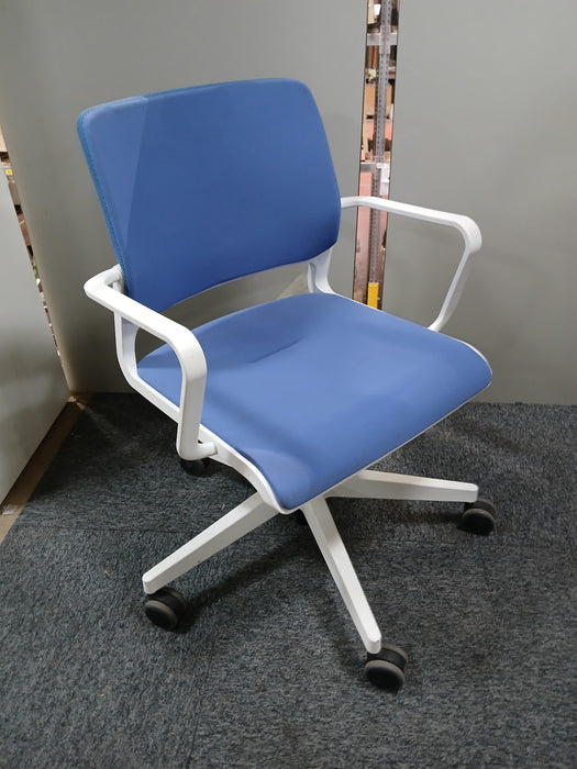 Nowystyl Xilium vergaderstoel, blauw, zitdiepte 47, in hoogte verstelbaar