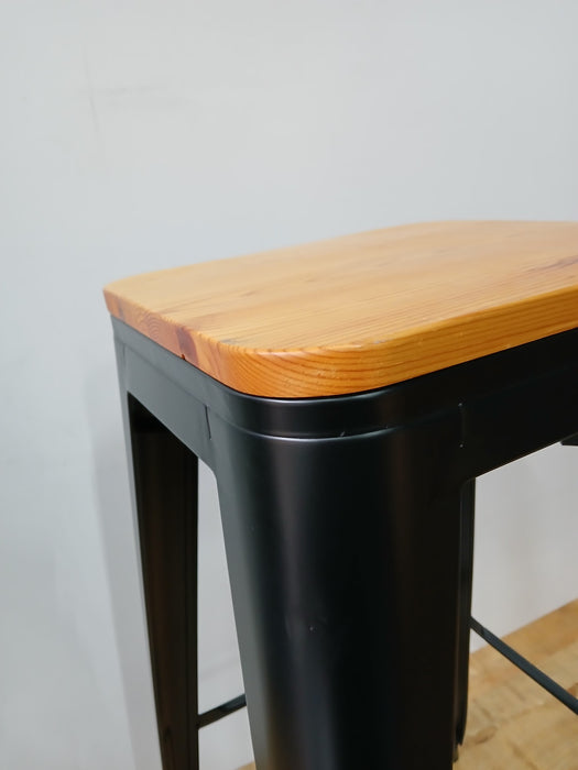 Tolix barkruk, zwart staal / hout, B x D x H 43 x 43 x 75 cm