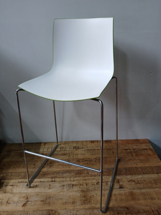 Arper Cativa 46 design barkruk, wit / groen, B x H 46 x 110 cm