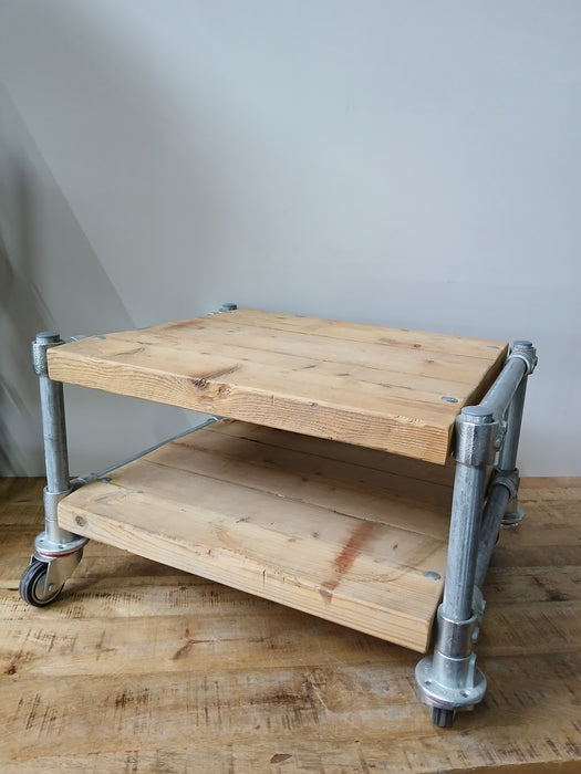 Verrijdbare salontafel, steigerhout / pijp, 70 x 60 x 45 cm