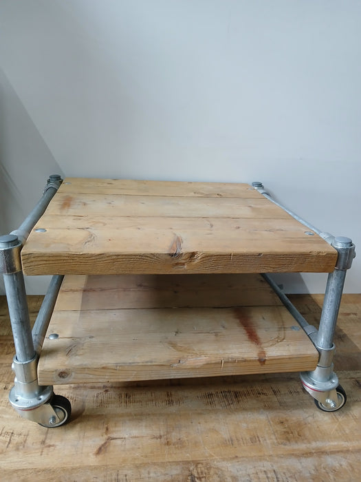 Verrijdbare salontafel, steigerhout / pijp, 70 x 60 x 45 cm