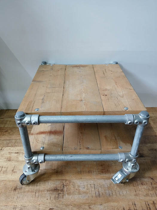 Verrijdbare salontafel, steigerhout / pijp, 70 x 60 x 45 cm