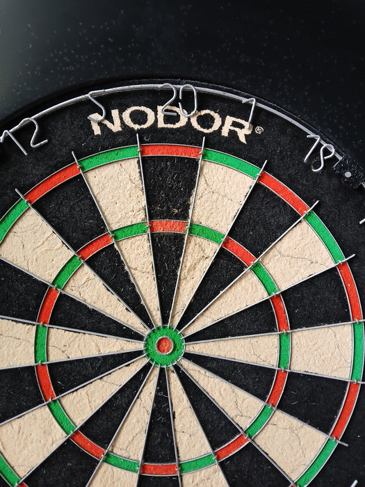 Nodor Supawire II dartbord + rubberen catch ring, diam. 45 / 67,5 cm.