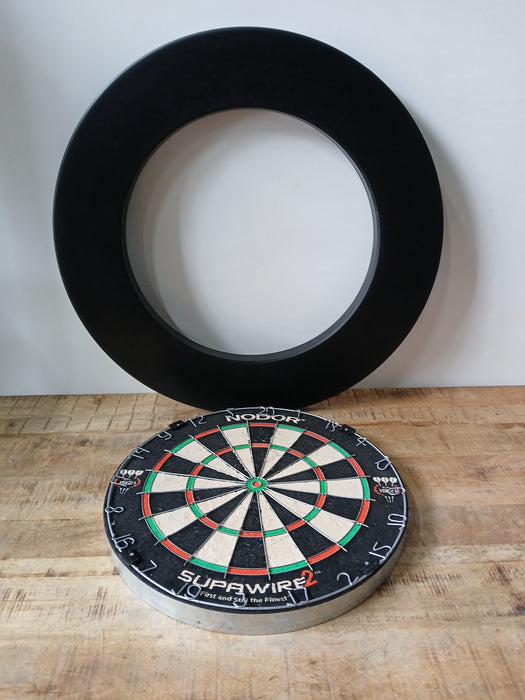 Nodor Supawire II dartbord + rubberen catch ring, diam. 45 / 67,5 cm.