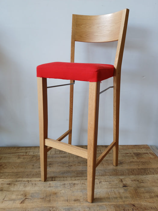 Hutten design barkruk, Hout / rode stof, 43 x 43 x 118 cm