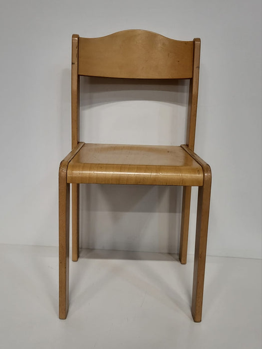 Kinderstoel, stapelbaar, beuken, 38 x 40 x 82 cm zithoogte 45 cm.