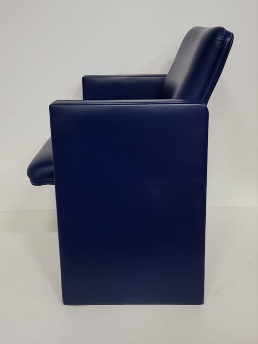 Fauteuil Poltrona Frau, verrijdbaar, blauw leder, B x D x H 61 x 41 x 83 cm