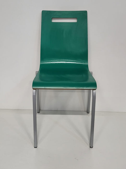 1 set van 6 stoelen, geel / groen / blauw, 46 x 39 x 47 cm.