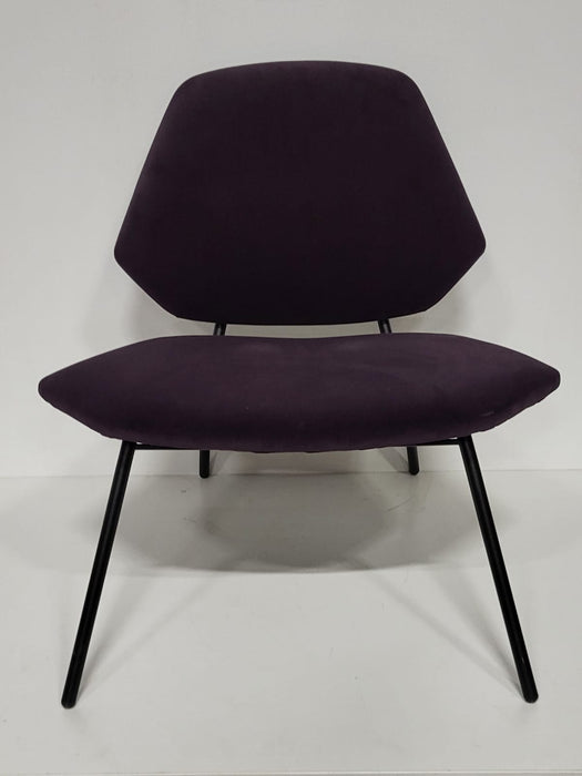 Woud Lean design loungestoel, paarse stof, 64 x 66 x 72 cm.