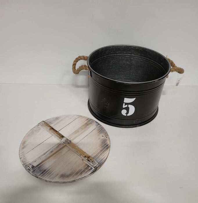 Opberg blik, zwart metaal / houten deksel, Dia 40 cm H. 27 cm.