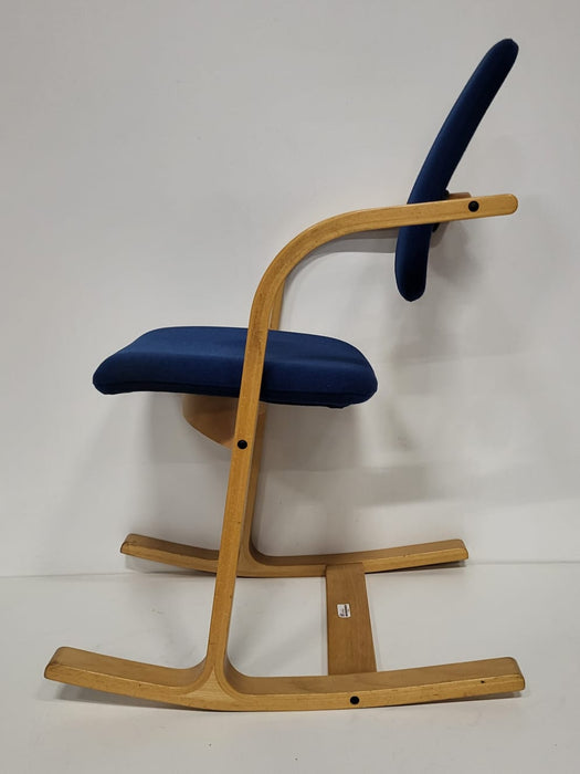 Balansstoel Stokke Pendulum donkerblauw, 51 x 64 x 91 cm, zithoogte 49 cm