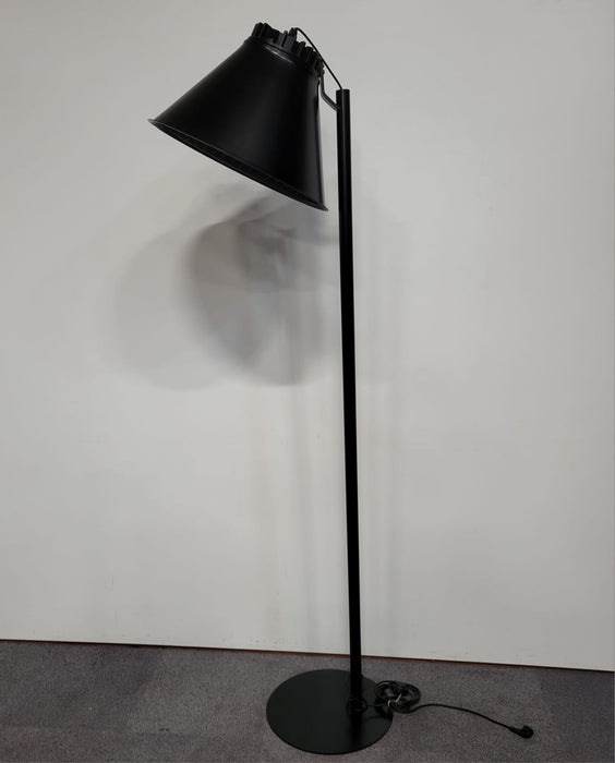Zero City vloerlamp, zwart, H 220 cm, diameter kap 56 cm
