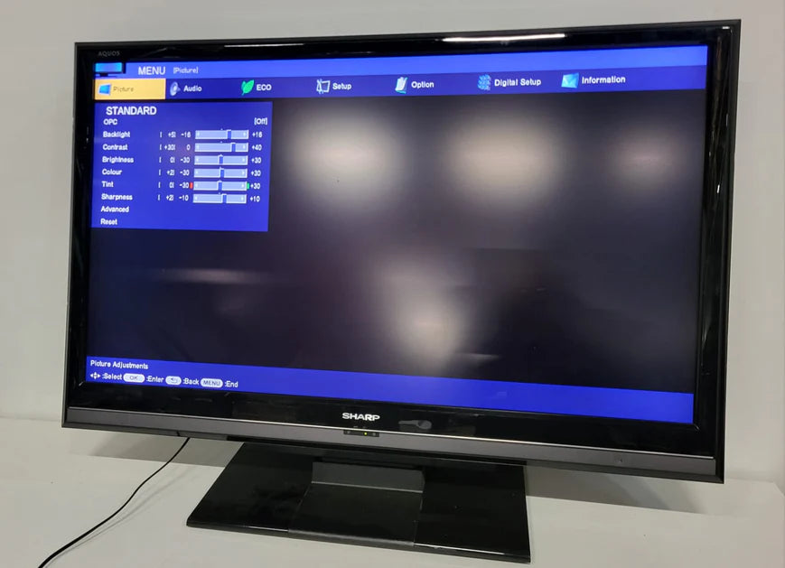 Sharp LC-XL2E, zwart, 46 inch op voet, afst. bed. ontbreekt