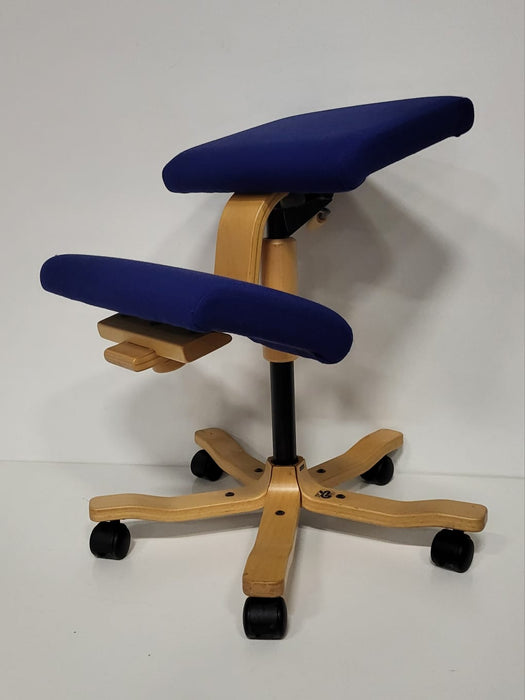 Ergonomische bureaustoel Stokke Wing , blauw / beukenhout, 70 x 60 x 60 cm