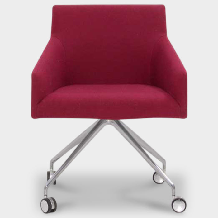 Design fauteuil Arper Saari, fuchia, verrijdbaar onderstel