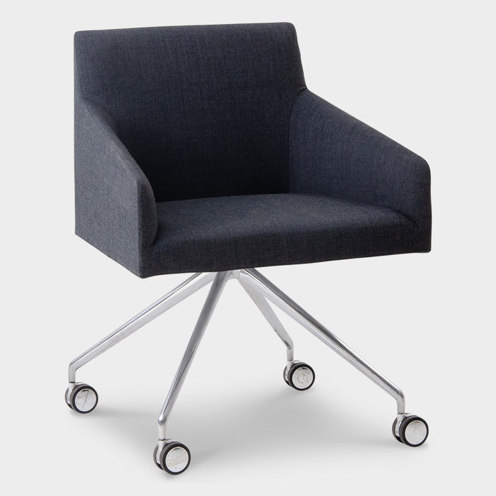 Design fauteuil Arper Saari, antraciet, verrijdbaar onderstel