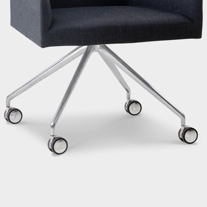 Design fauteuil Arper Saari, antraciet, verrijdbaar onderstel