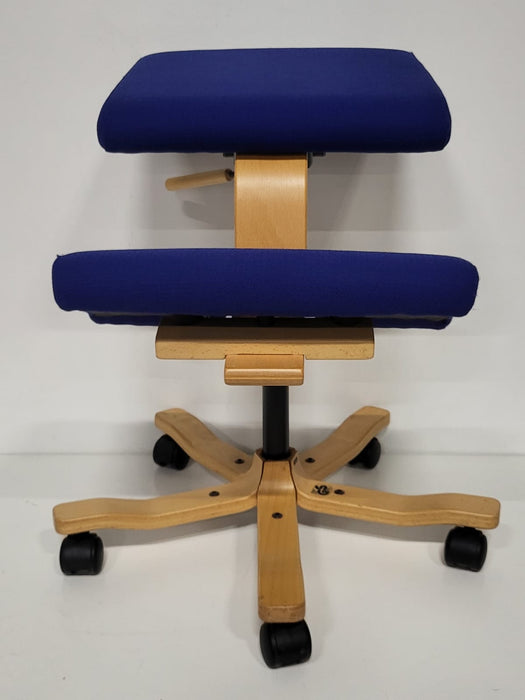 Ergonomische bureaustoel Stokke Wing , blauw / beukenhout, 70 x 60 x 60 cm