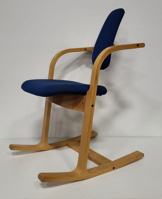 Balansstoel Stokke Pendulum donkerblauw, 51 x 64 x 91 cm, zithoogte 49 cm
